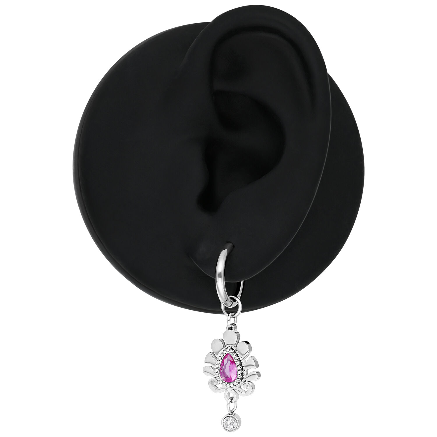 Boucles d'oreilles argentées avec pendentif en cristal rose Boucle d'oreille argentée avec pendentif en cristal rose sur un modèle d'oreille noir