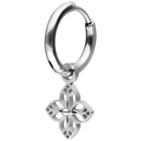 Créole argentée avec pendentif fleur Créole argentée en acier inoxydable avec pendentif floral sur fond blanc