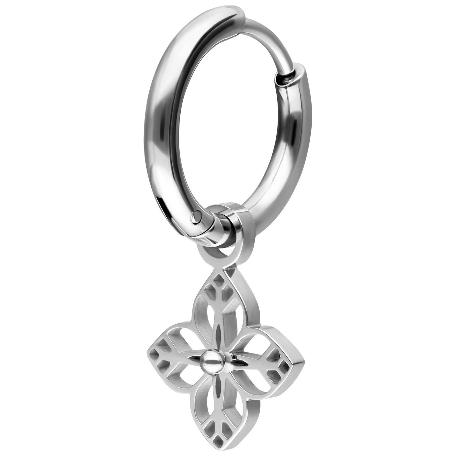 Créole argentée avec pendentif fleur Créole argentée en acier inoxydable avec pendentif floral sur fond blanc