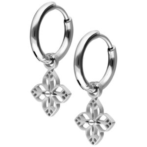 Paire de créoles en argent avec pendentifs fleurs délicats sur fond blanc