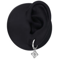 Boucle d'oreille en argent avec pendentif fleur Boucle d'oreille en argent avec petit pendentif fleur, présentée sur un modèle d'oreille noire
