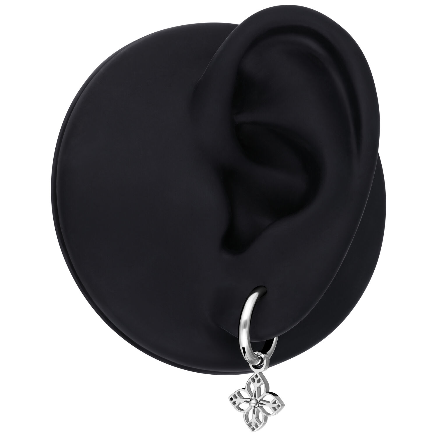 Boucle d'oreille en argent avec pendentif fleur Boucle d'oreille en argent avec petit pendentif fleur, présentée sur un modèle d'oreille noire