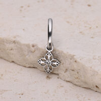 Boucle d'oreille pendentif fleur argentée Boucle d'oreille argentée avec pendentif en forme de fleur sur pierre claire