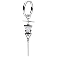 Boucle d'oreille argentée avec pendentif géométrique Boucle d'oreille argentée avec fermoir rond et pendentif triangulaire sur fond blanc