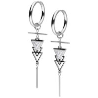 Boucles d'oreilles argentées avec pendentifs triangles Boucles d'oreilles argentées avec créoles rondes, pendentifs triangles et barre sur fond blanc