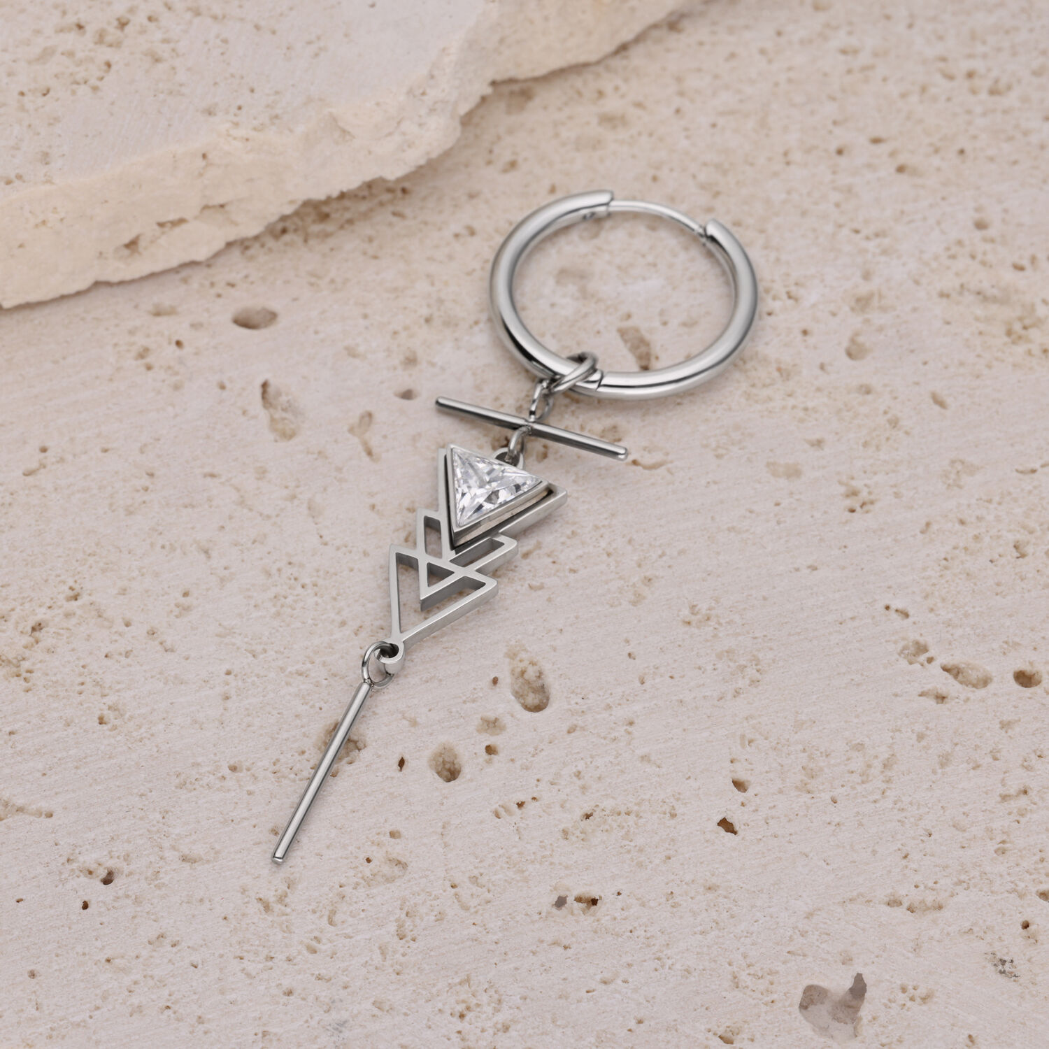 Bijoux d'oreilles argentés au design géométrique Boucle d'oreille argentée avec pendentifs géométriques sur pierre beige