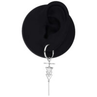 Boucles d'oreilles argentées Little Atdeco avec pendentif Boucle d'oreille argentée avec pendentif géométrique sur un modèle d'oreille noire