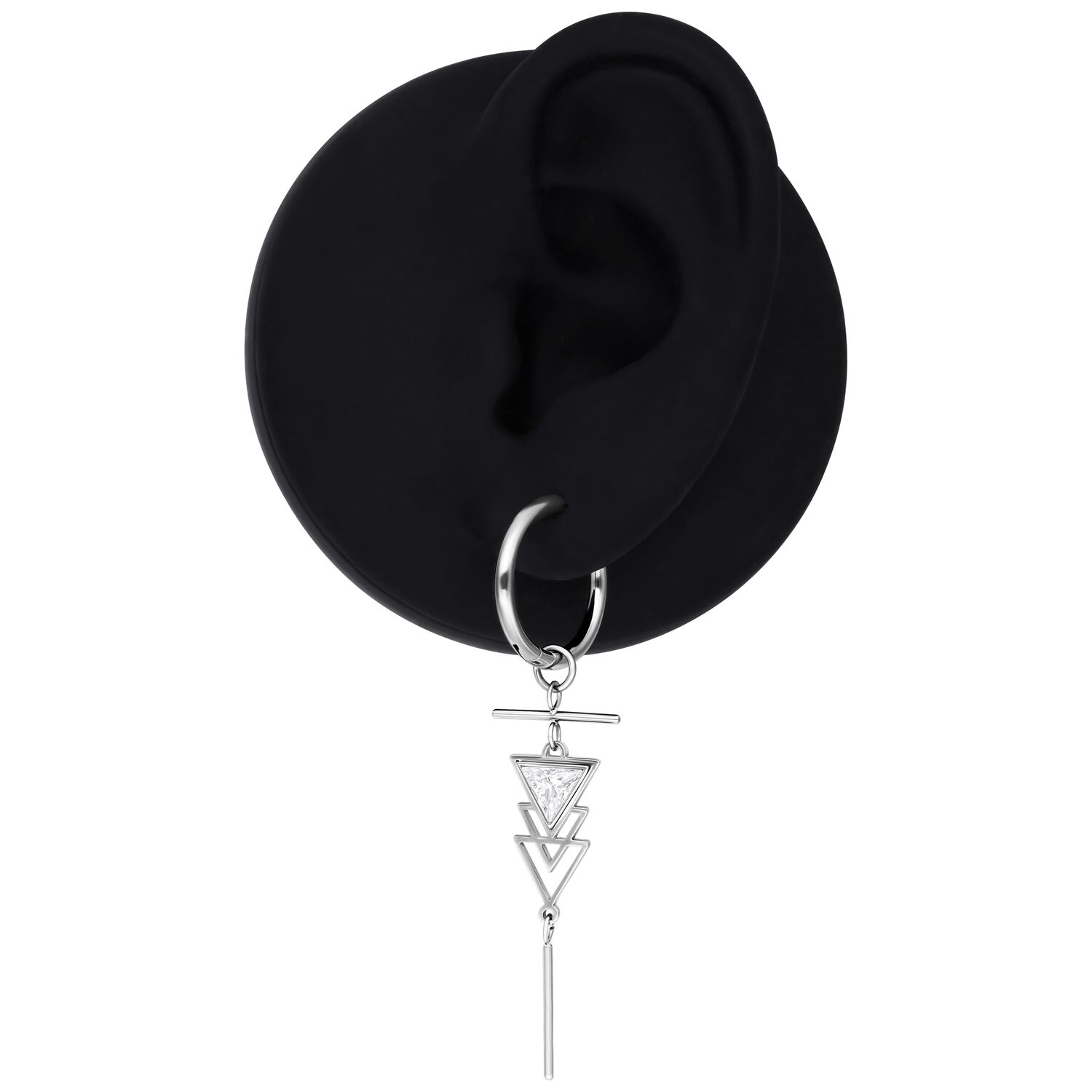 Boucles d'oreilles argentées Little Atdeco avec pendentif Boucle d'oreille argentée avec pendentif géométrique sur un modèle d'oreille noire