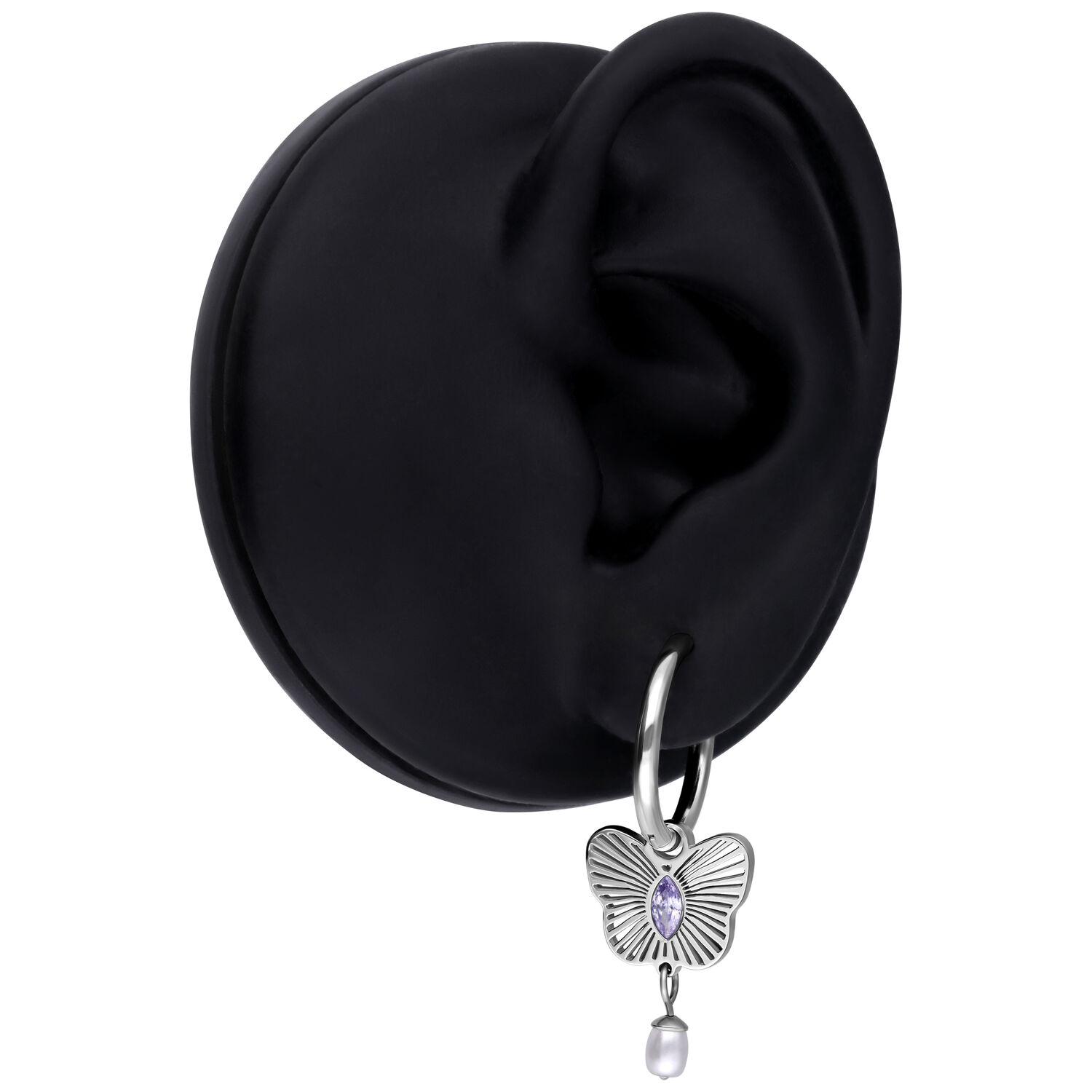 Boucles d'oreilles argentées avec design papillon Boucle d'oreille argentée avec pendentif papillon violet et perle sur un modèle d'oreille noir