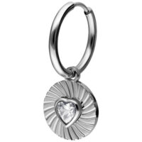 Créoles argentées avec pendentif cœur Créole argentée avec pendentif cœur en cristal sur fond blanc