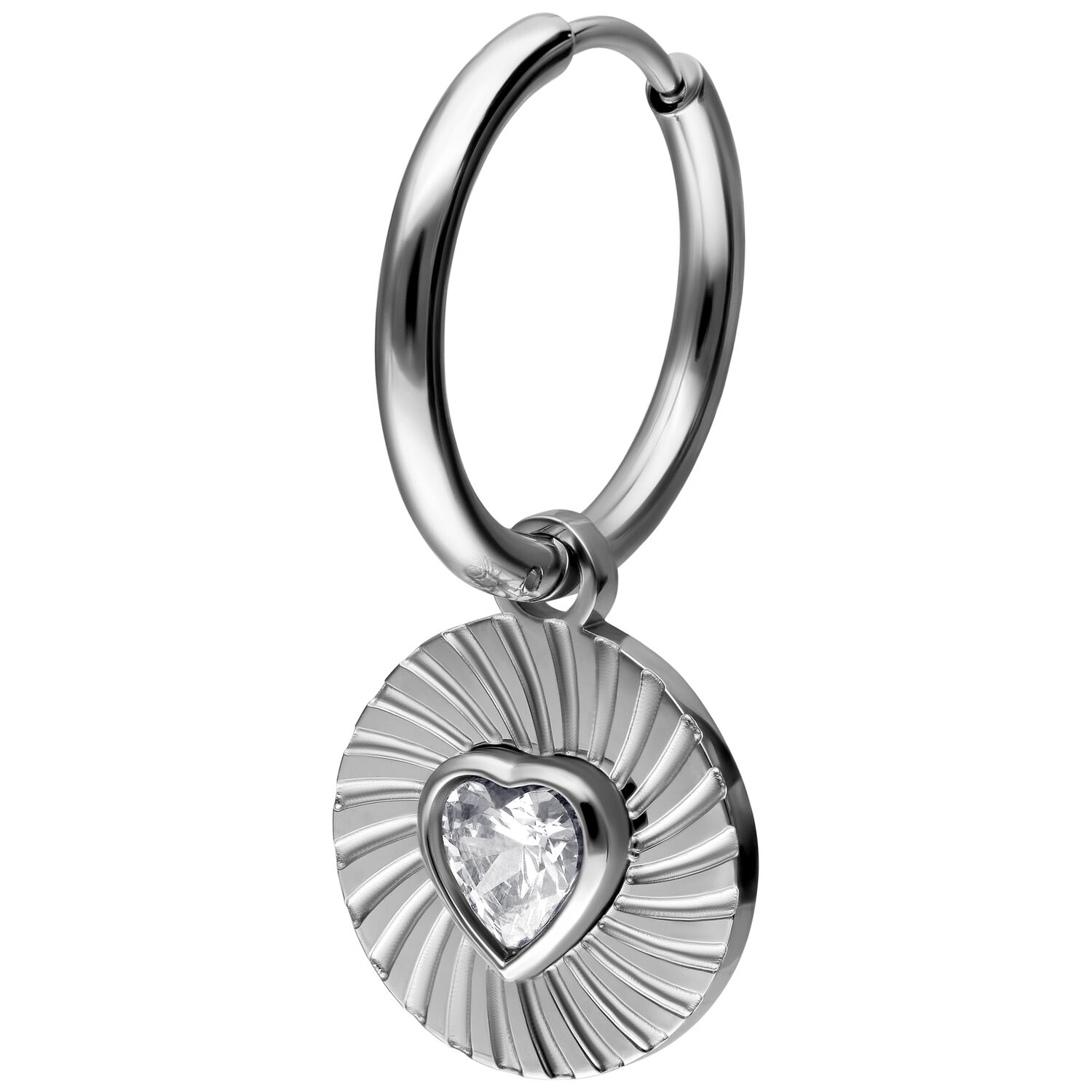 Créoles argentées avec pendentif cœur Créole argentée avec pendentif cœur en cristal sur fond blanc