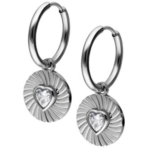 Boucles d'oreilles argentées avec pendentifs en forme de cœur et cristaux sur fond blanc