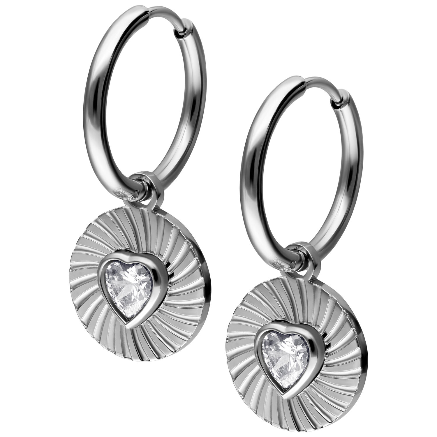 Créoles cœur argentées avec cristaux Boucles d'oreilles argentées avec pendentifs en forme de cœur et cristaux sur fond blanc