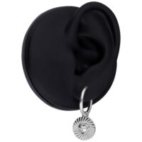 Créoles cœur en argent avec cristal Créole en argent avec pendentif en forme de cœur et cristal sur modèle d'oreille noir