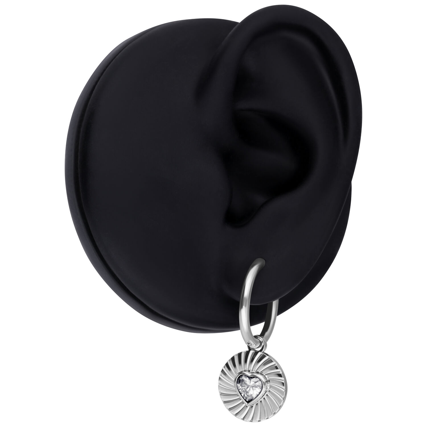 Créoles cœur en argent avec cristal Créole en argent avec pendentif en forme de cœur et cristal sur modèle d'oreille noir