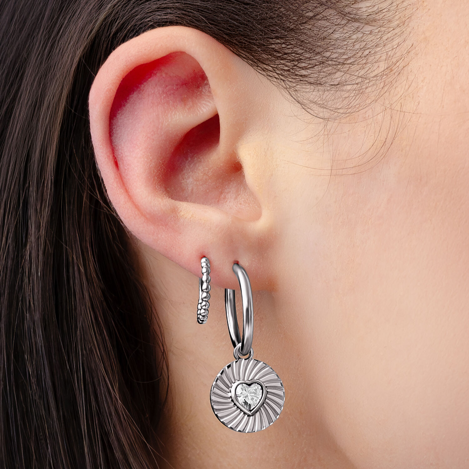 Créoles cœur en argent avec cristal Créoles en argent avec pendentif cœur et cristal portées à une oreille