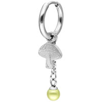 Boucles d'oreilles champignon argentées avec pendentif Boucle d'oreille argentée avec pendentif champignon et perle jaune sur fond blanc