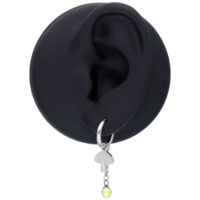 Boucles d'oreilles champignon argentées avec pendentif Oreille noire avec boucle d'oreille argentée et pendentif champignon sur fond blanc