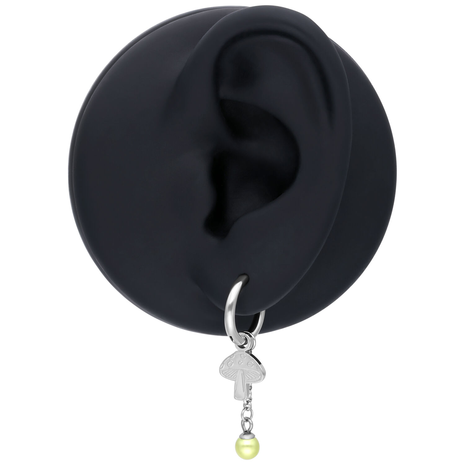 Boucles d'oreilles champignon argentées avec pendentif Oreille noire avec boucle d'oreille argentée et pendentif champignon sur fond blanc