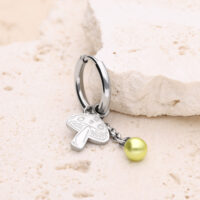 Boucles d'oreilles argentées avec pendentif champignon Boucle d'oreille argentée avec pendentif champignon et perle jaune sur pierre claire