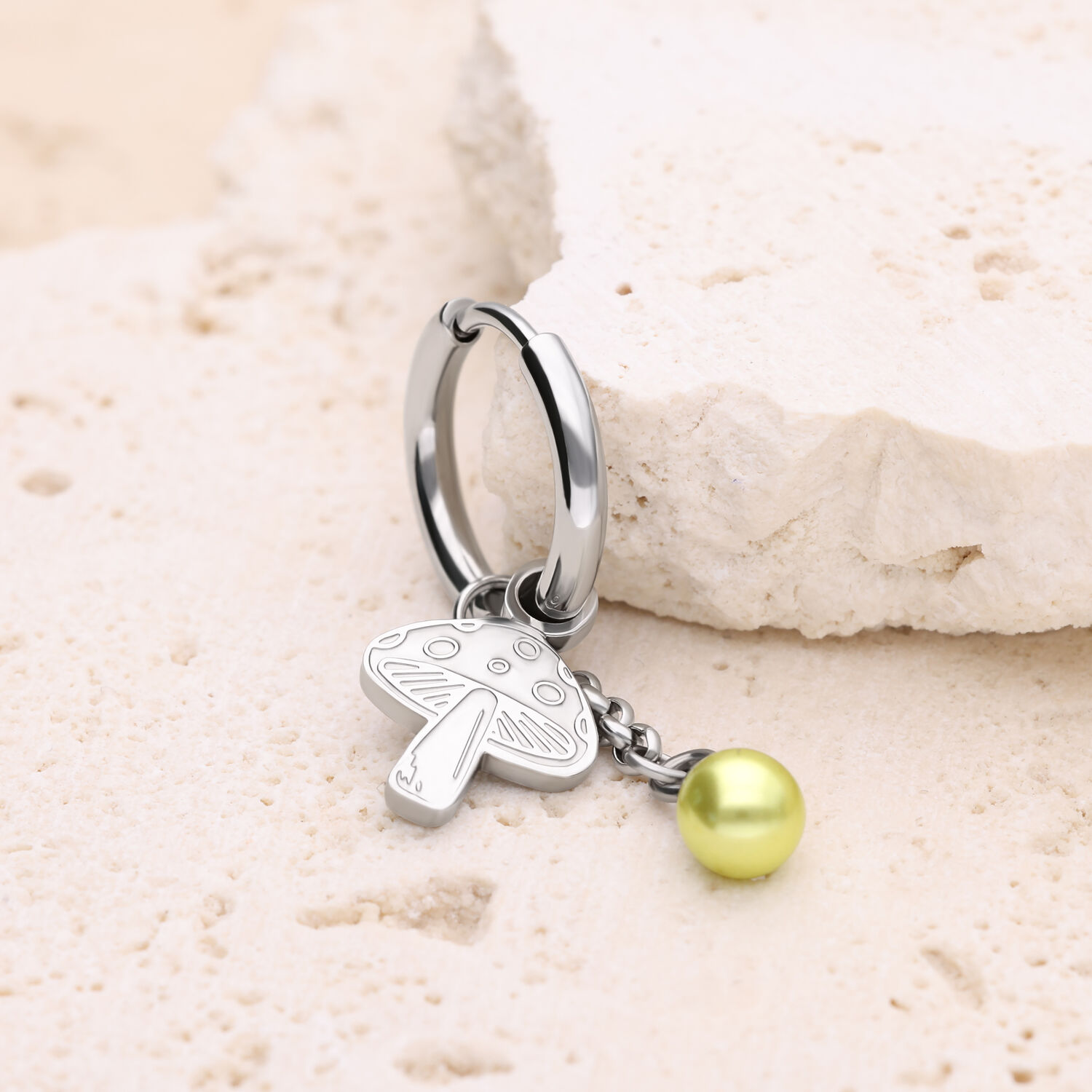 Boucles d'oreilles argentées avec pendentif champignon Boucle d'oreille argentée avec pendentif champignon et perle jaune sur pierre claire