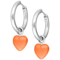 Little Heart Hoops en blanc avec orange Créoles en argent avec pendentif cœur orange sur fond blanc