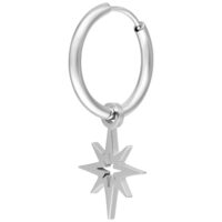 Boucles d'oreilles étoile polaire en acier inoxydable argenté Boucle d'oreille argentée avec pendentif étoile polaire sur fond blanc
