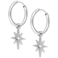 Deux créoles argentées avec pendentif en forme d'étoile polaire sur fond blanc
