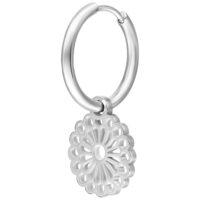 Créoles Mandala argentées en acier chirurgical Créole argentée avec pendentif Mandala en acier chirurgical sur fond blanc