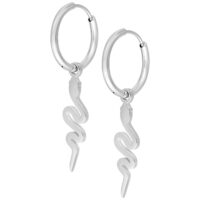 Petites créoles serpent en métal argenté Créoles argentées avec pendentifs en forme de serpent sur fond blanc