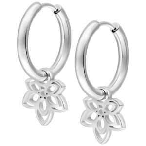 Créoles argentées avec pendentif fleur sur fond blanc