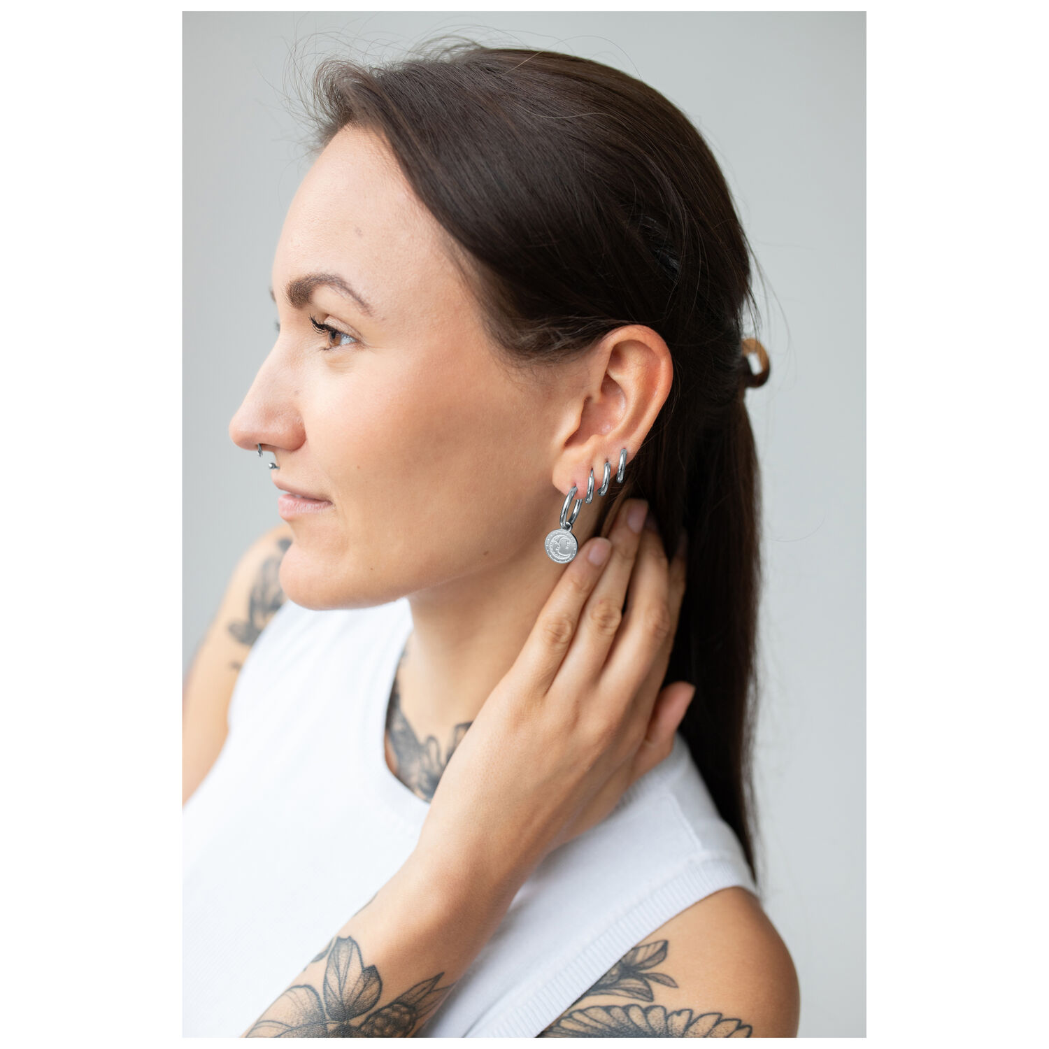 Boucles d'oreilles Little Sun Moon argentées Femme aux longs cheveux portant des boucles d'oreilles Little Sun Moon argentées