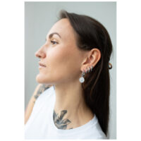 Boucles d'oreilles Lune en argent élégantes de Wildcat Femme aux longs cheveux portant des boucles d'oreilles en argent en forme de lune