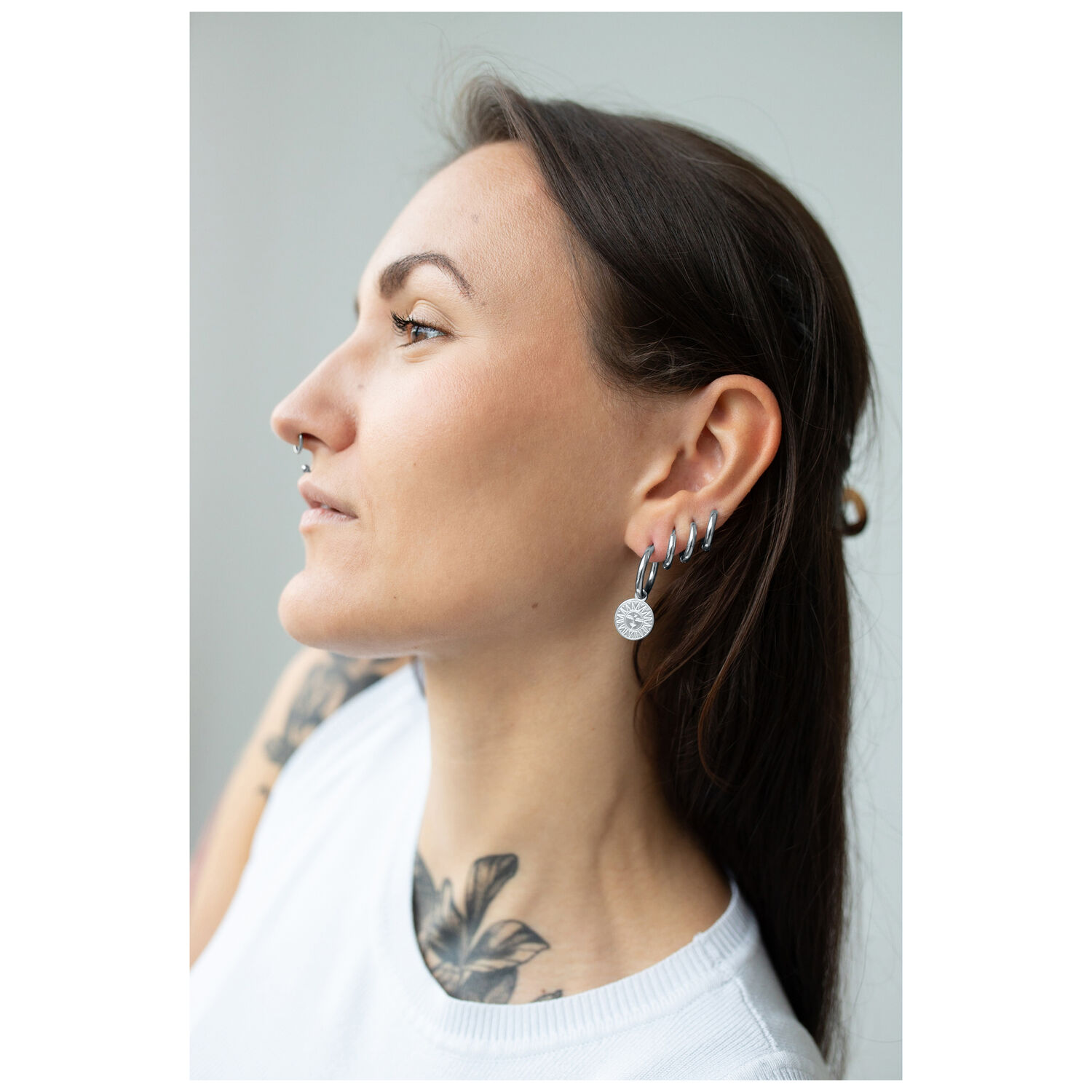 Boucles d'oreilles Lune en argent élégantes de Wildcat Femme aux longs cheveux portant des boucles d'oreilles en argent en forme de lune