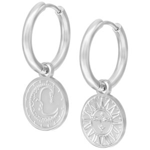 Boucles d'oreilles argentées avec pendentifs soleil et lune sur fond blanc