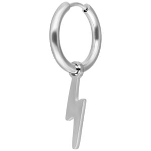 Boucle d'oreille argentée avec pendentif éclair sur fond blanc