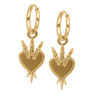Deux boucles d'oreilles dorées avec pendentif en forme de cœur et petites épées sur fond blanc