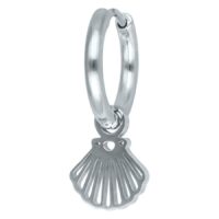 Boucles d'oreilles Little Shell Hoops argentées Boucles d'oreilles argentées avec pendentif coquillage sur fond blanc