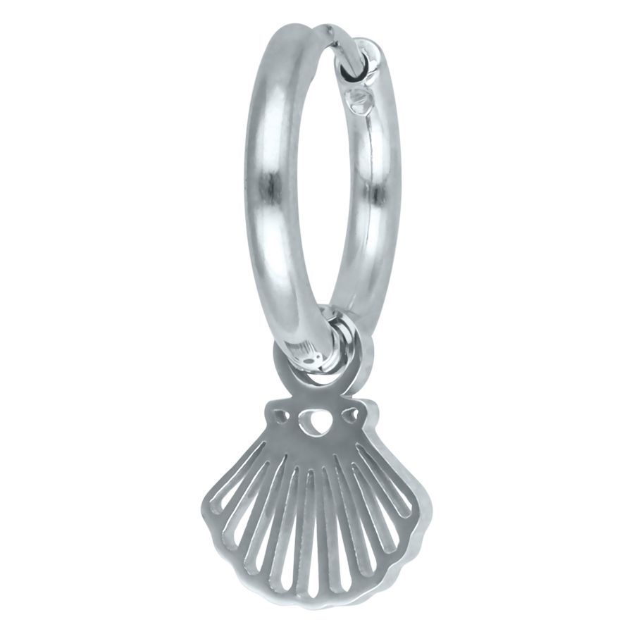 Boucles d'oreilles Little Shell Hoops argentées Boucles d'oreilles argentées avec pendentif coquillage sur fond blanc