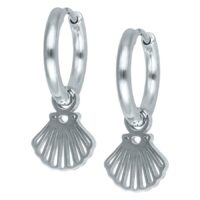 Créoles Little Shell argentées en acier inoxydable Créoles argentées avec pendentif coquillage sur fond blanc