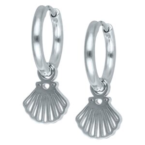 Créoles argentées avec pendentif coquillage sur fond blanc