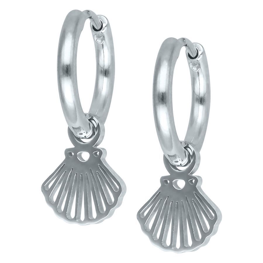 Créoles Little Shell argentées en acier inoxydable Créoles argentées avec pendentif coquillage sur fond blanc