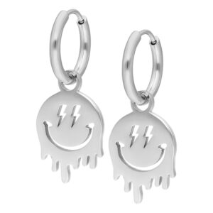 Créoles argentées avec pendentif Smiley souriant sur fond blanc