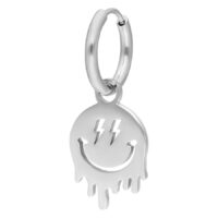 Petits anneaux Smiley en acier chirurgical argenté Boucle d'oreille argentée avec pendentif Smiley sur fond blanc