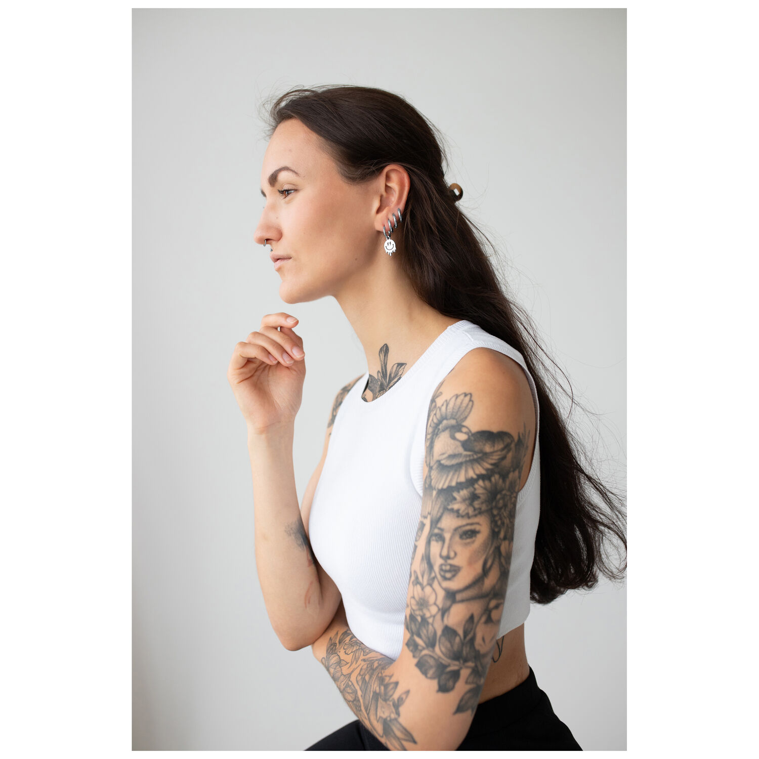 Stylish Little Smiley Hoops Boucles d'oreilles Femme aux longs cheveux portant des boucles d'oreilles Little Smiley Hoops, top blanc