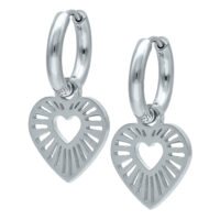 Petites créoles cœur en métal argenté Créoles argentées avec pendentif en forme de cœur sur fond blanc