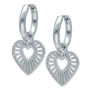 Créoles argentées avec pendentif en forme de cœur sur fond blanc