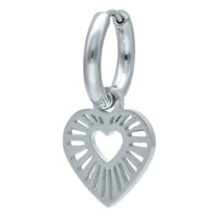 Petites créoles cœur en argent Créoles en argent avec pendentif en forme de cœur sur fond blanc