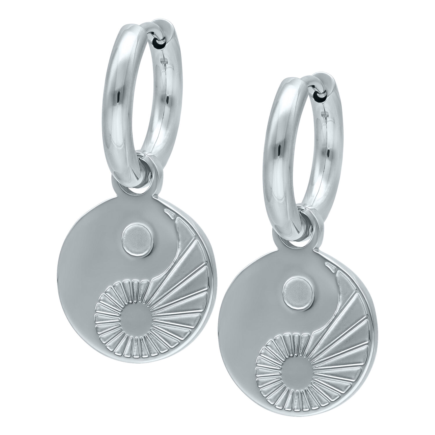 Paire de boucles d'oreilles Yin Yang en acier chirurgical argenté sur fond blanc
