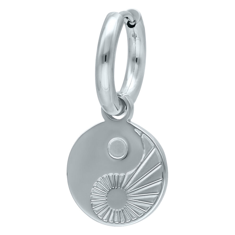 Boucles d'oreilles Yin Yang en argent en acier chirurgical sur fond blanc